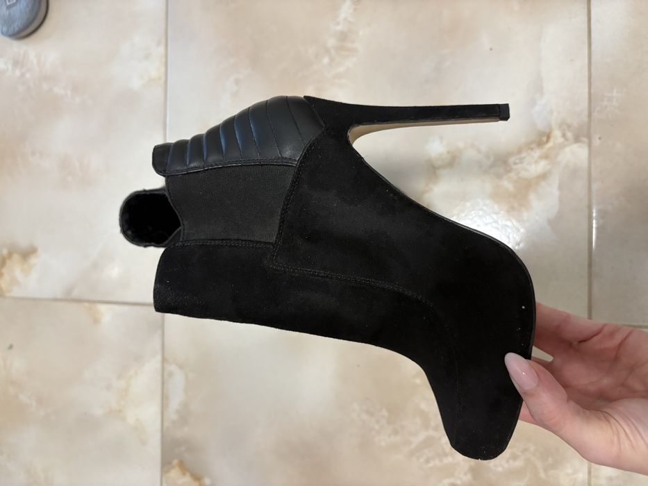 Черни боти на висок тънък ток