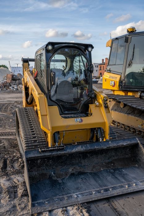 Închiriez miniexcavator și miniîncărcător (Bobcat) cu operator - excavații, săpături și amenajări teren