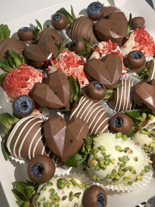 Клубника , голубика , финики в шокодаде