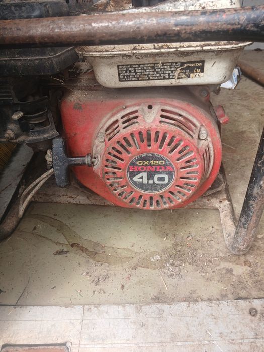 Vând Generator Honda sau Schimb cu Animale