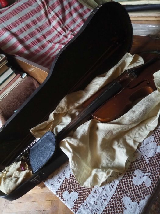 Стара цигулка с калъф