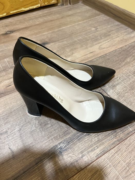 Високи токчета в черен и син цвят