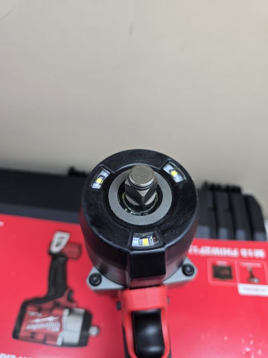 Акумулаторен ударен гайковерт MILWAUKEE M18 FHIW2F12-0X