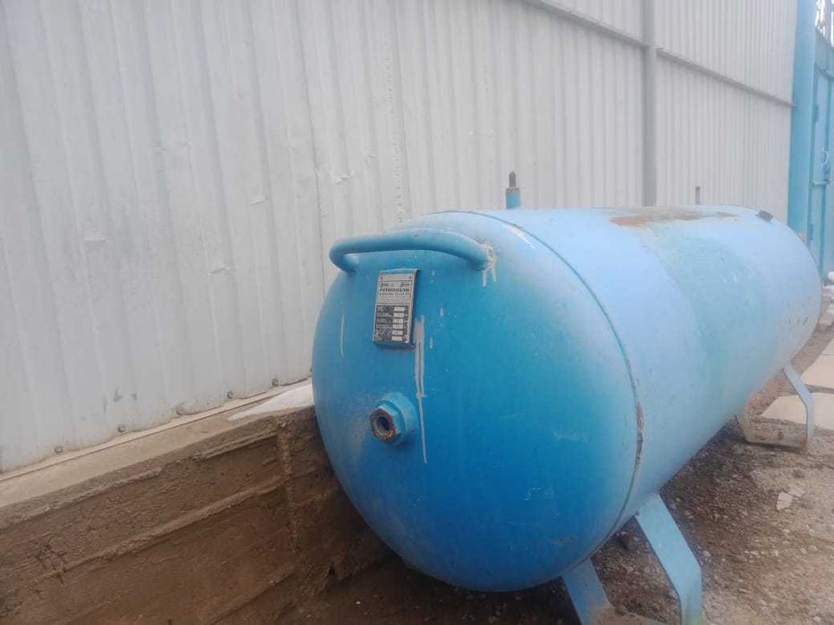 Железная дверь и бочка