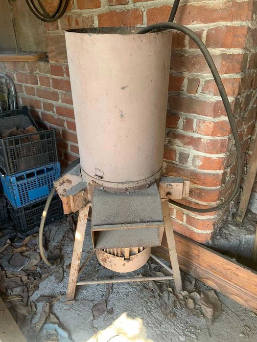 Продавам машина Мелачка за рзлични суровени 7.5киловата