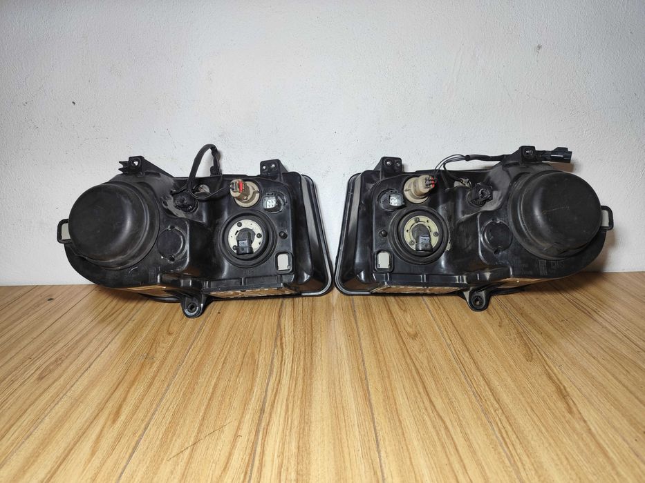 Фары 2шт XENON Оригинал Chrysler 300C 04-11г Крайслер 300С передние