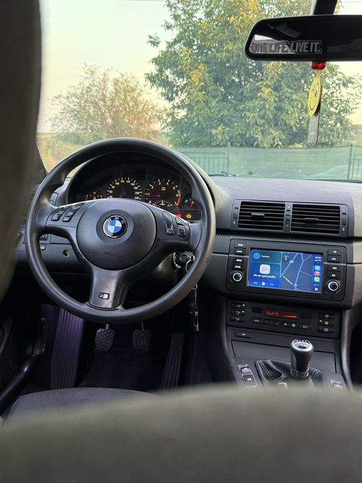 BMW E46 320i.