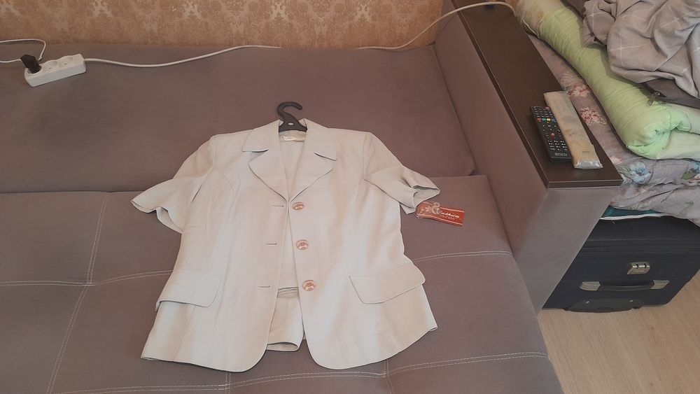 Продам костюм брючный