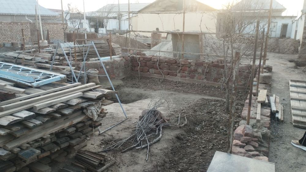 Термизда 6 сотихли битмаган ховли