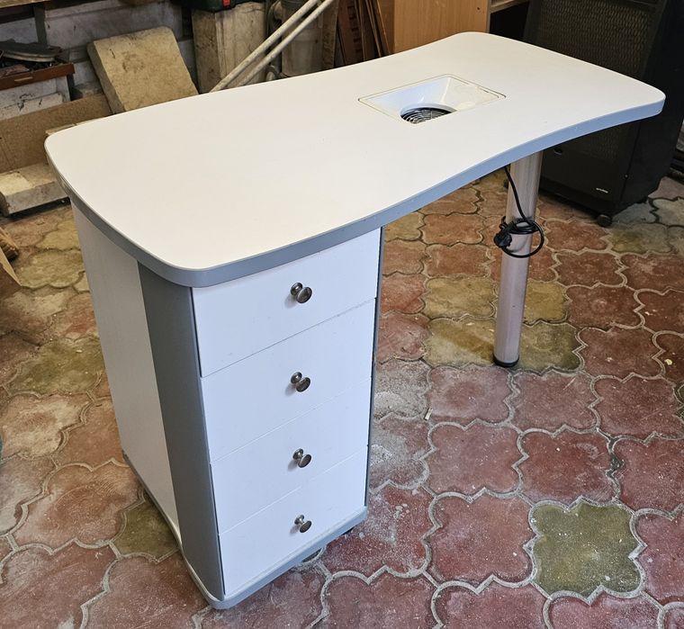 Masa manichiura aspirator