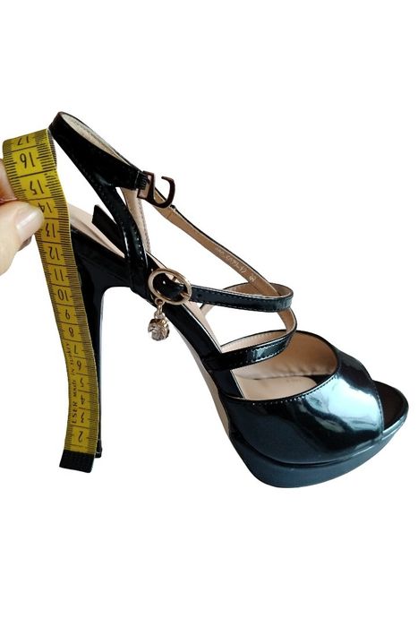 Дамски лачени обувки