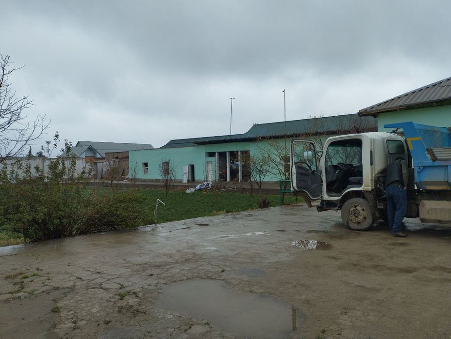 Уй сотилади 8 хоналик 2556 КВ м