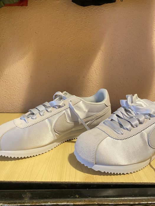 Продавам дамски маратонки