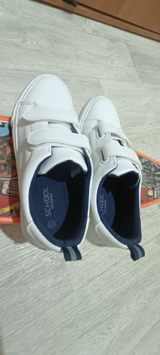 Продам детскую обувь кроссовки 8500