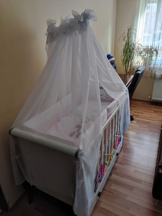 Vând pătuț cu saltea, protectii laterale si baldachin+ bonus carusel.