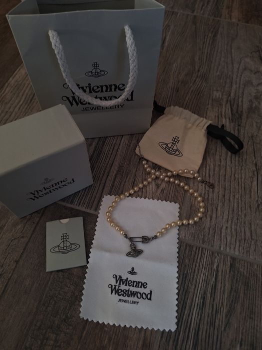 VW pearls necklace