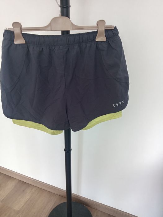 Vând pantaloni scurți  unisex