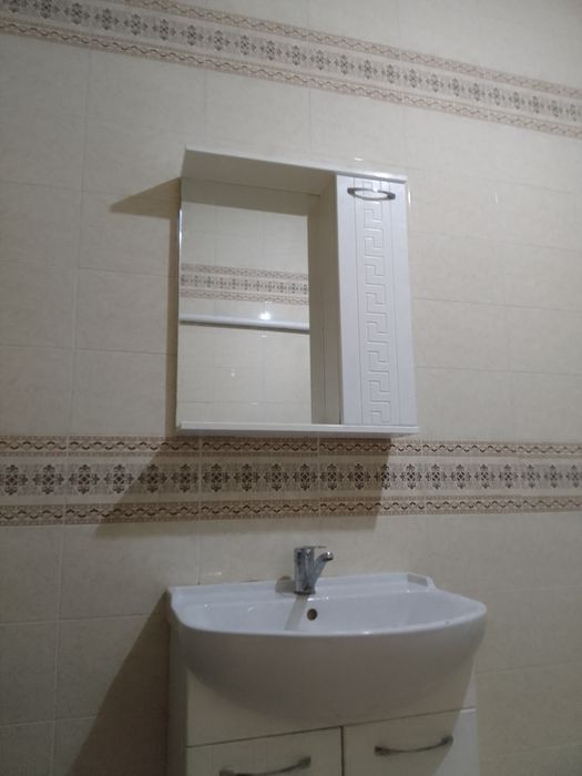 Настенная тумба с зеркалом