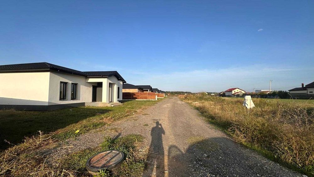 Teren Balotesti,langa padure,apa,canal,gaz la hotar