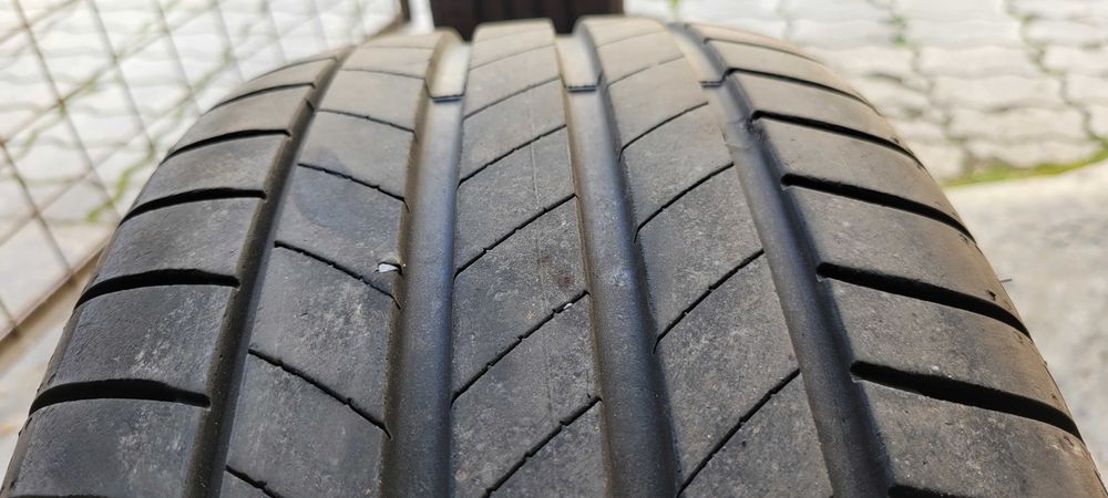 Anvelopa Bridgestone 215 50 R18 vara
