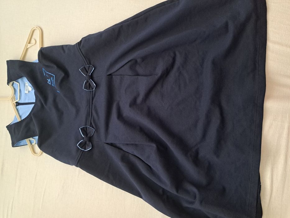 Vând uniforma fetite