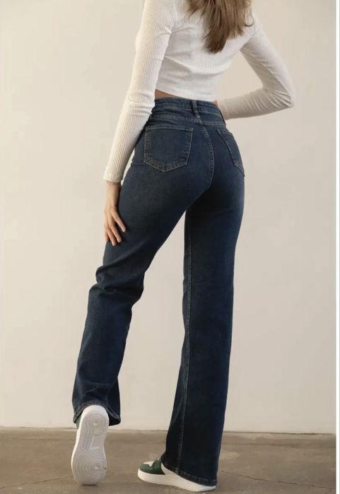 прямые джинсы.