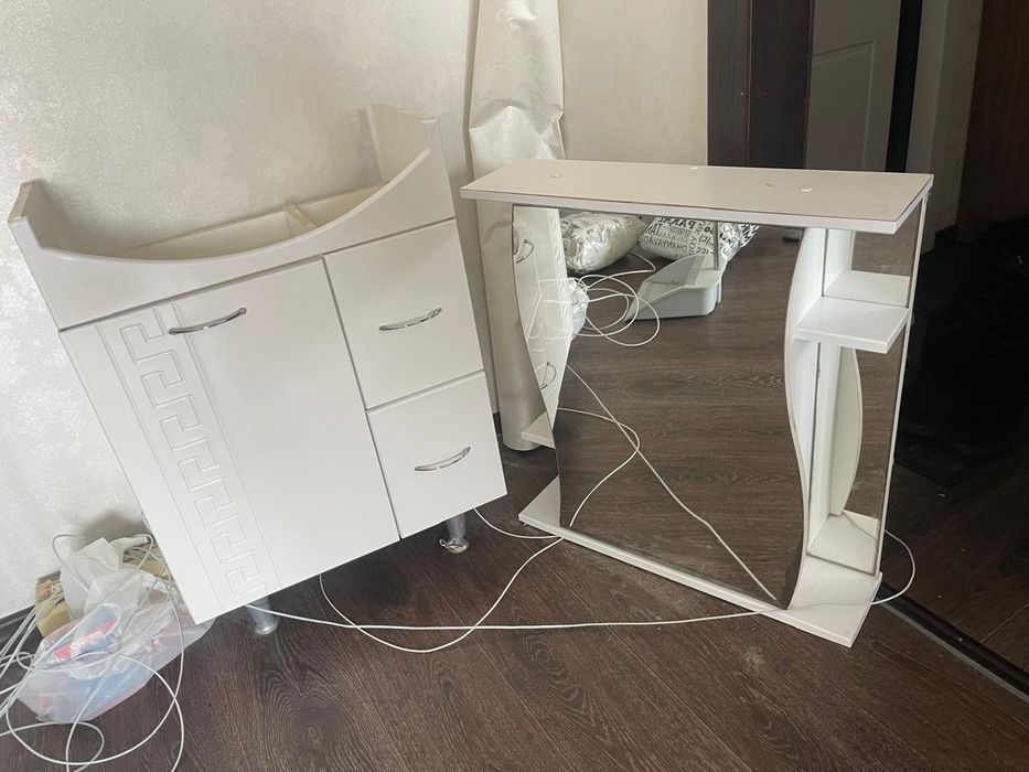 Тумба с зеркалом в ванну