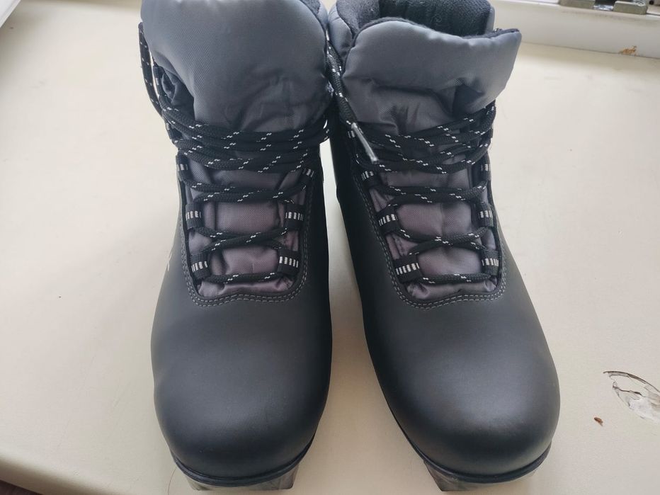 Лыжные ботинки.  .