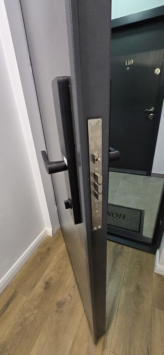 Lacatus usi NON STOP Montaj YALE smart deblocari usi metalice  Montaj