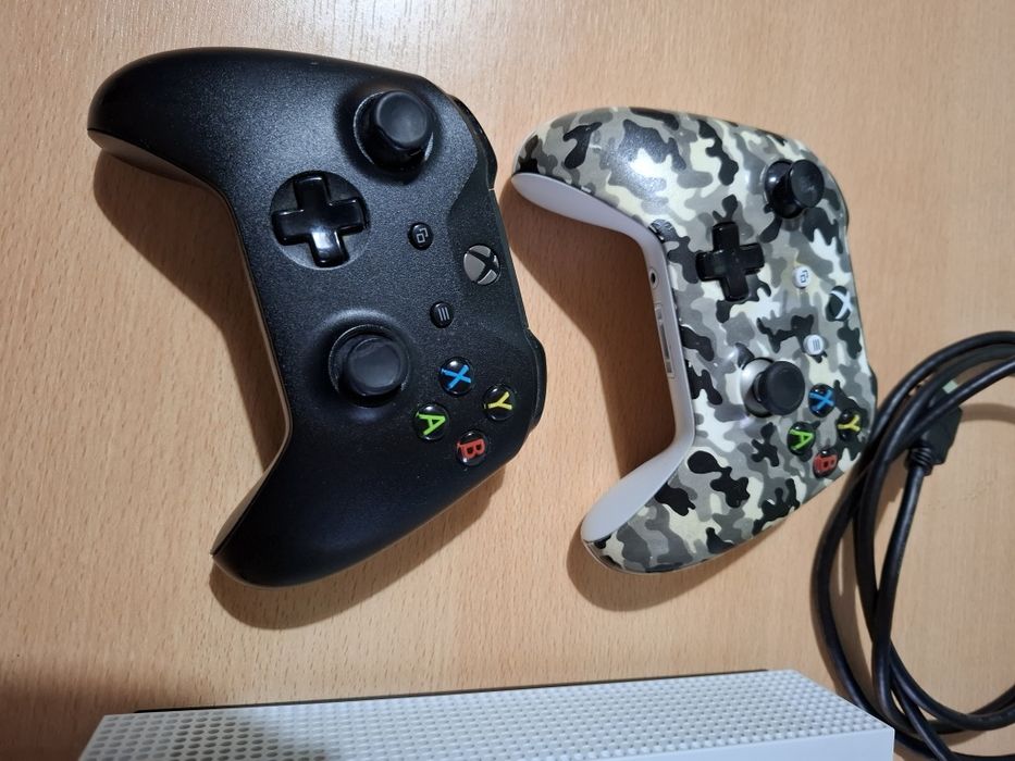 Xbox One S, 1tb, 2 joystick-uri , cablu hdmi
