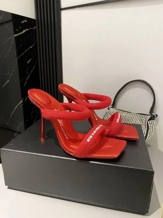 Saboti Wang rosii noi impecabili