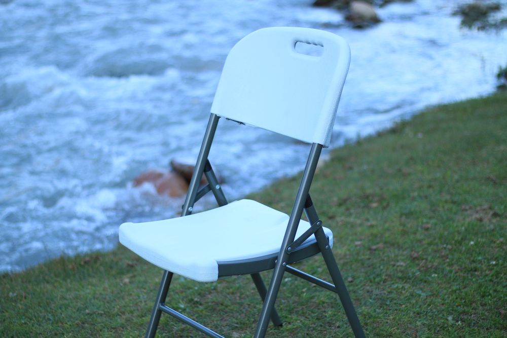 Стул пластиковый складной