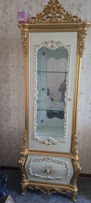 Классическая мебель для гостиной 
Белая мебель с золотым декором в ст