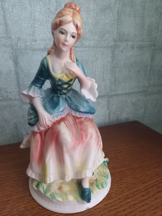 Продаётся статуэтка.фарфоровая.сервант.хранения