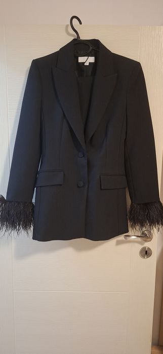 Черен костюм на Zara с пера