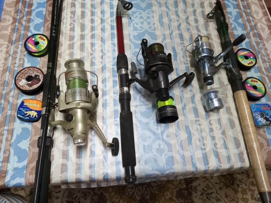 Trei lansete de pescuit cu mulinete aferente și tambur de rezerva.