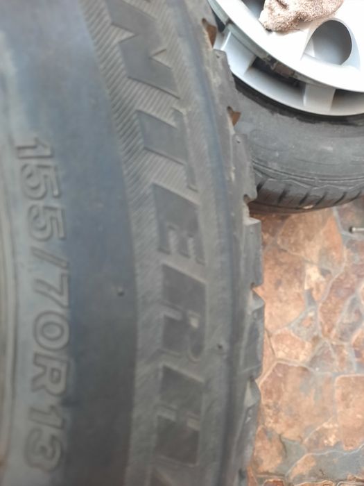 Vand 4 roti cu anvelope de iarna 155/70/13 in stare buna la SUPER PRET