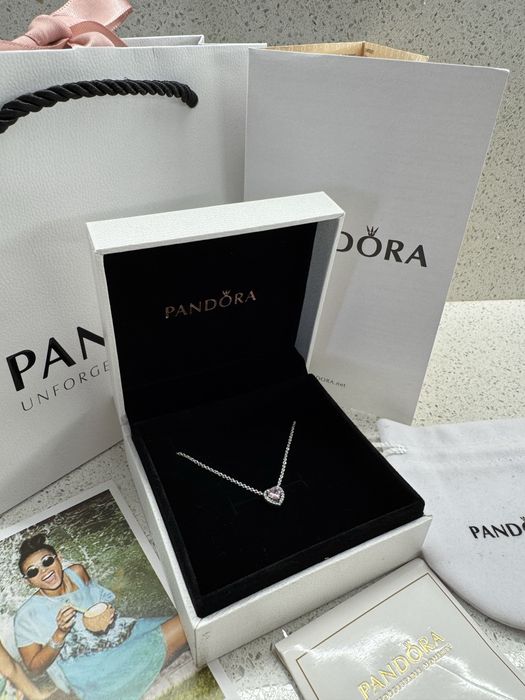 Колие Pandora с розово сърце
