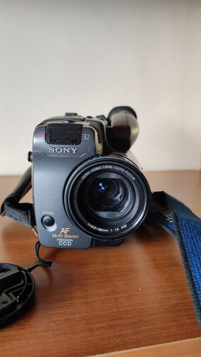 Sony Video Hi8 Handycam CCD-TR805E + Пълен комплект аксесоари (За части/ремонт)