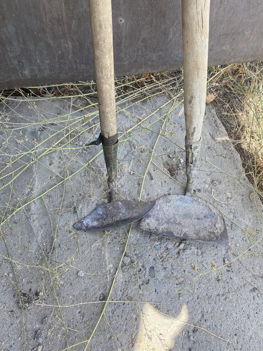 Продам лопаты и топор