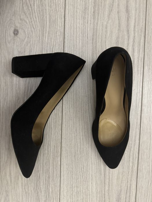 Черные туфли на каблуке
