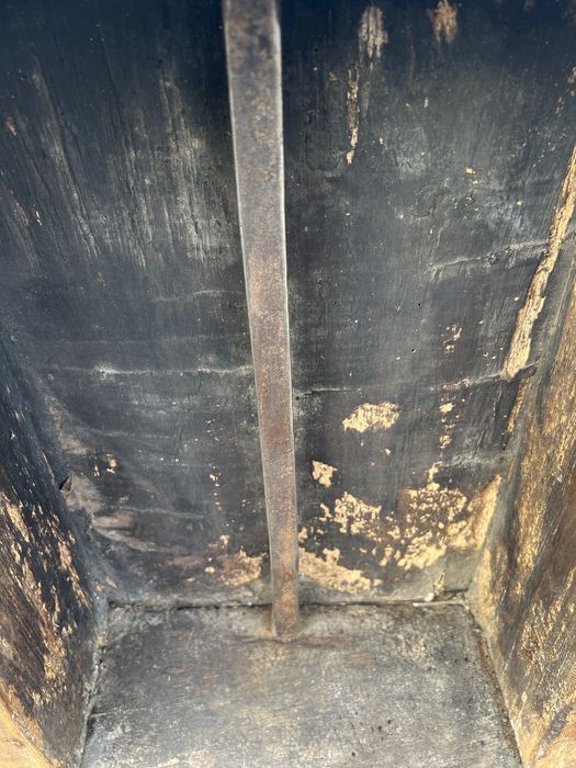 Caseta taraneasca veche lemn plop cu o traversa fier forjat