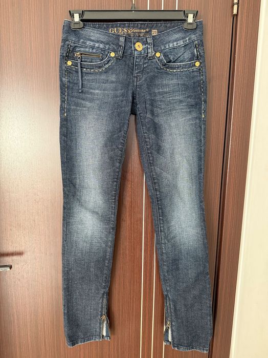 Дънки на марката GUESS