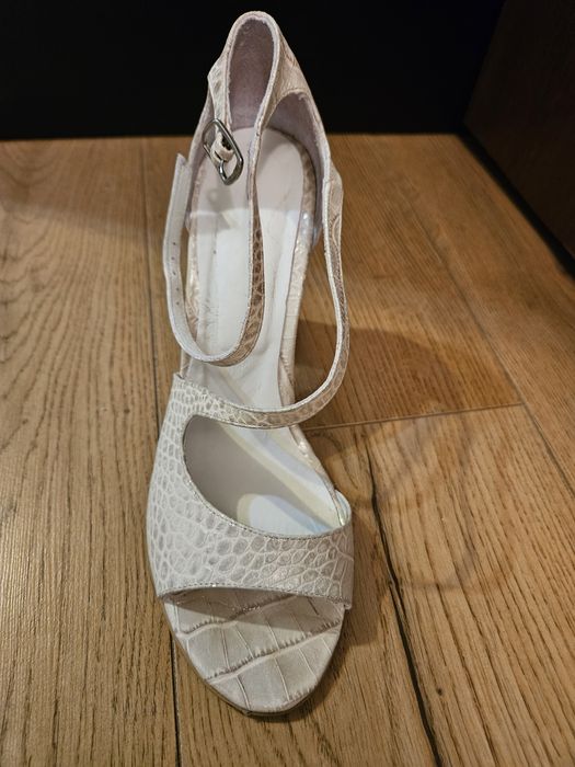 Sandale din piele crem mas 38