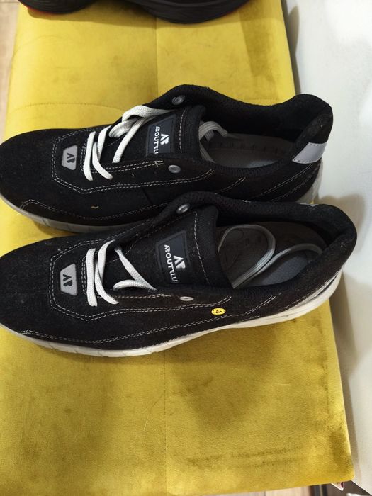 Vând pantofi de lucru