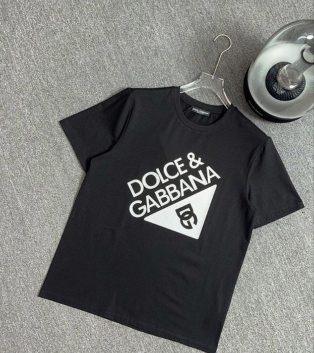 Tricouri barbati detalii pe fiecare posa si in descriere