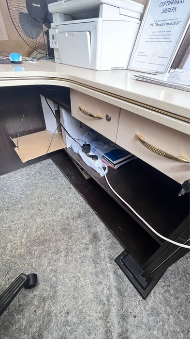 Продам  стол офисный