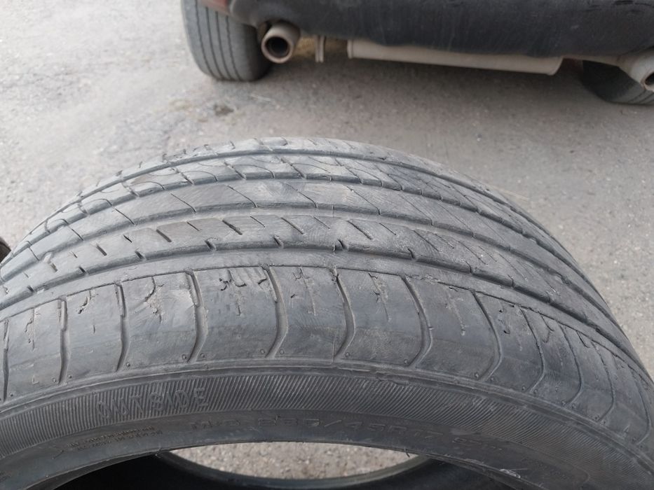 2 шины 235 45 R17 за 20000.