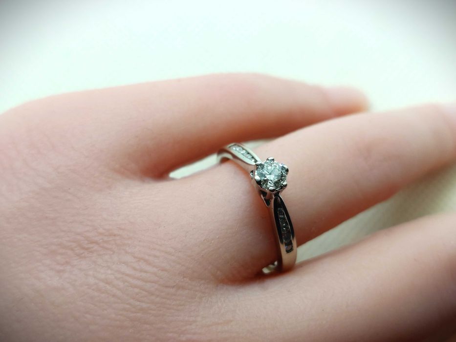 Inel din aur alb 18K cu diamante, contemporan, marcat 750