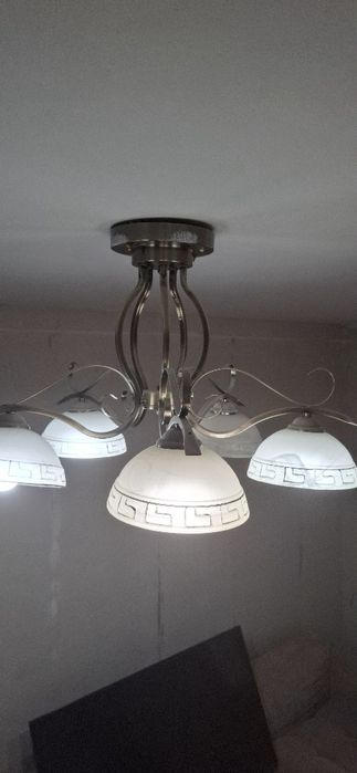 Продам люстру в отличном состоянии. Всё флаконы рабочие